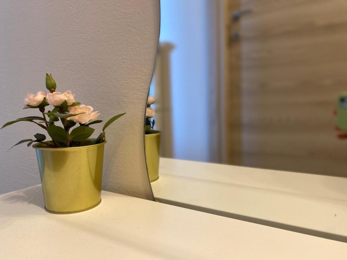 Flowers & Garden Apartment Con Vista Lago Manerba del Garda Extérieur photo