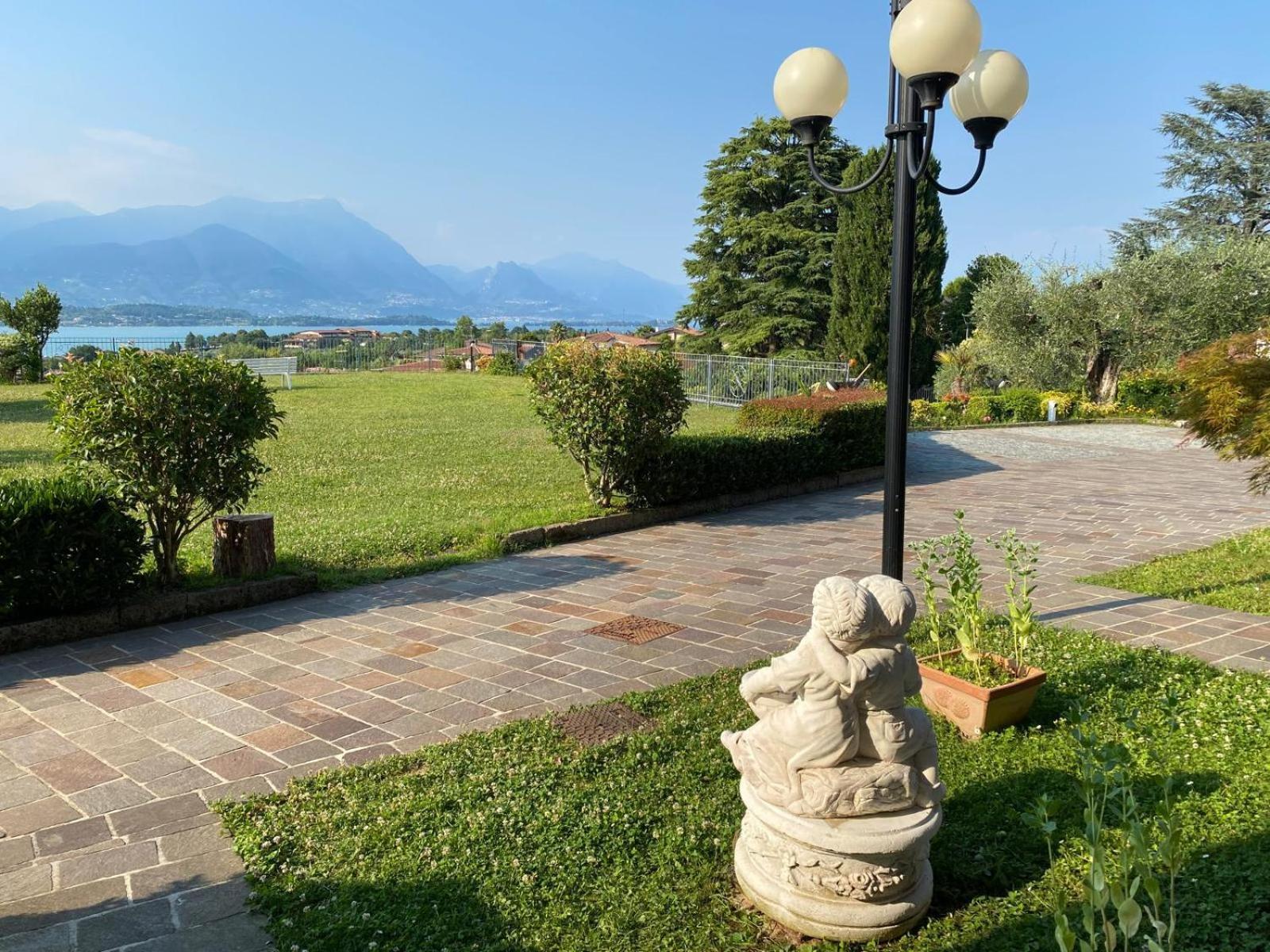 Flowers & Garden Apartment Con Vista Lago Manerba del Garda Extérieur photo